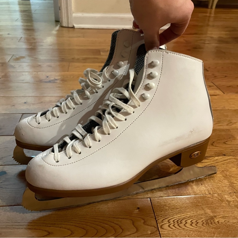 Size 8.5 white ice skates great condition